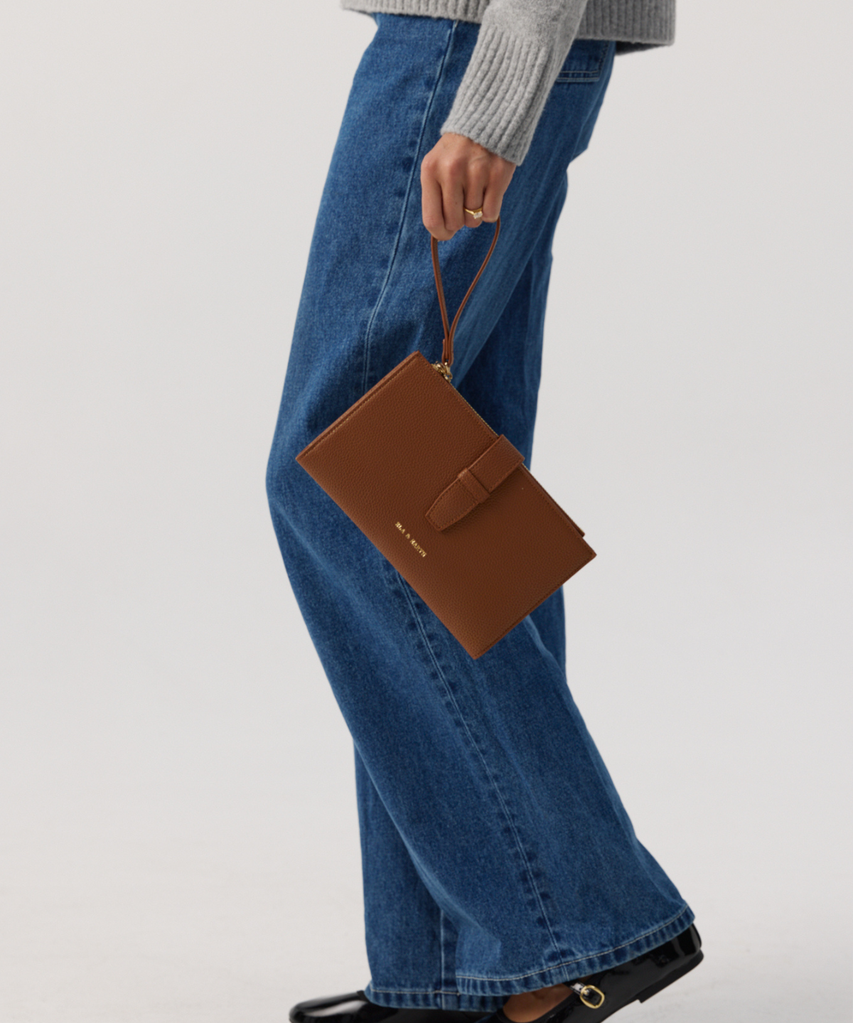 Trending Passport Holder - Caramel 