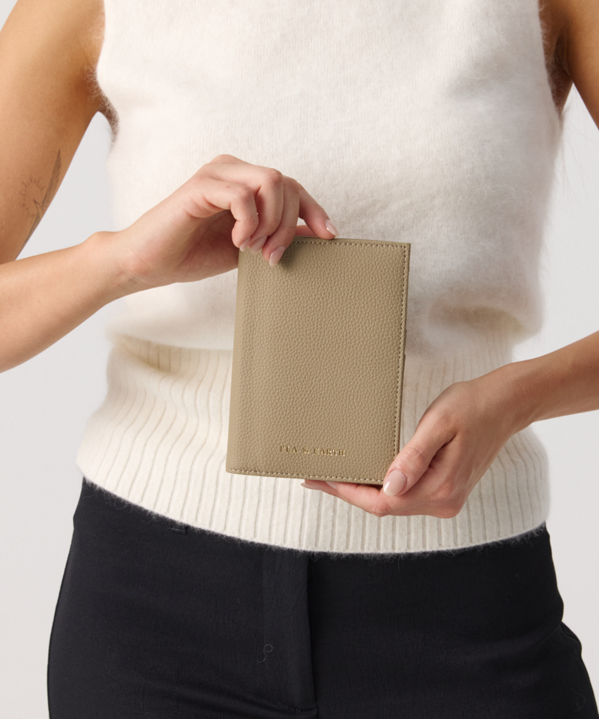 Oyster With Gold - Arden Single Passport Wallet