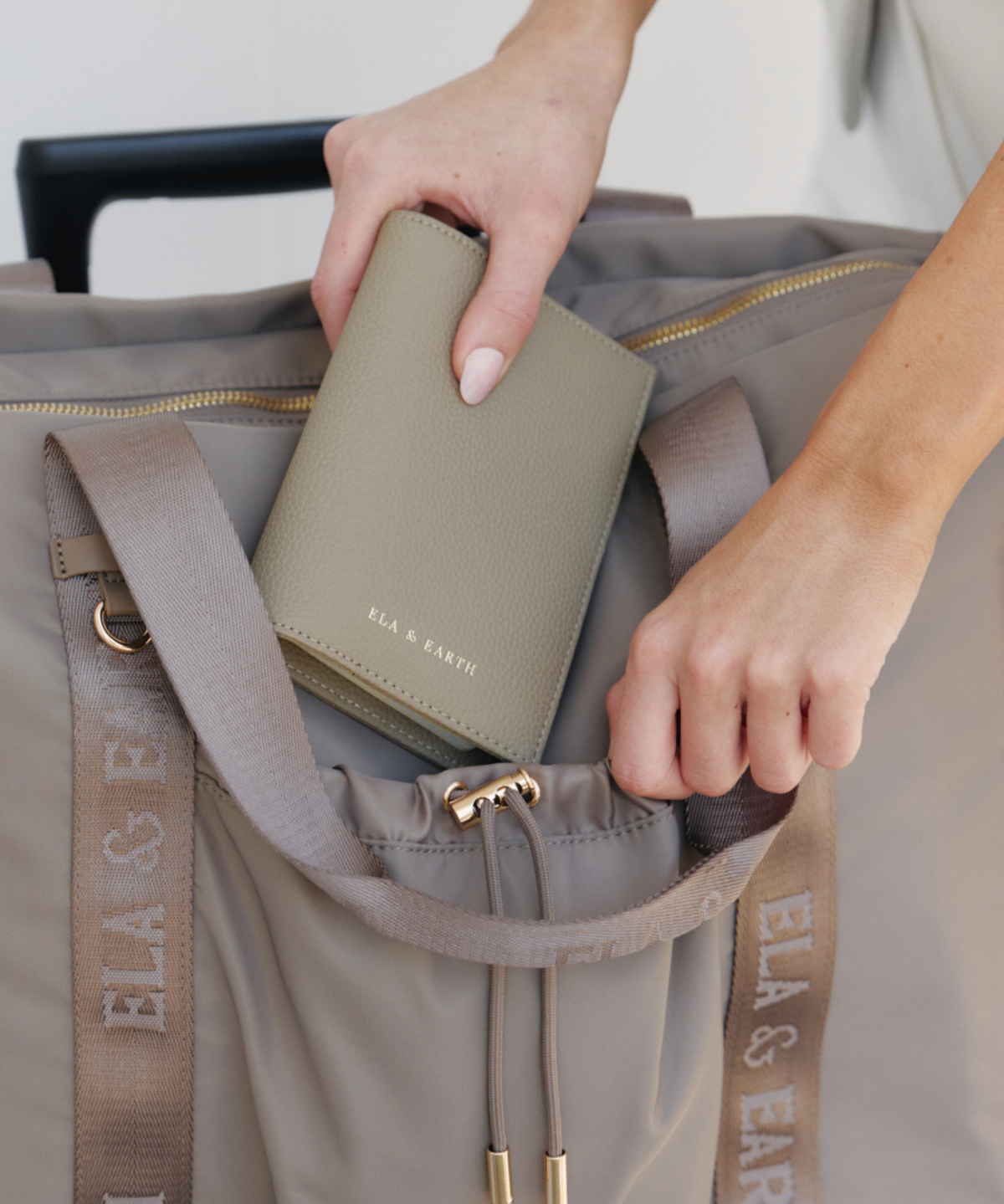 Oyster With Gold - Arden Single Passport Wallet